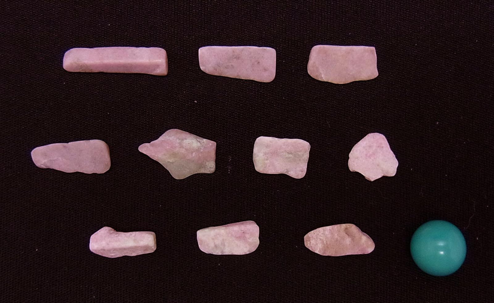 糸魚川産 ピンク翡翠（クリノゾイサイト） 原石