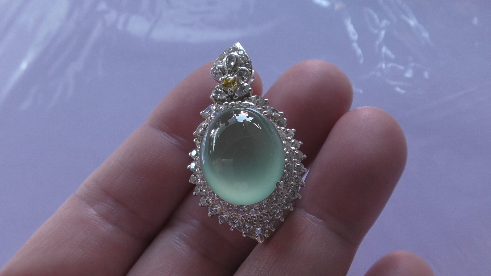 高級氷翡翠ルース 水の中で – 翡翠市場からの便り