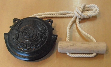 古鈴～鰐口？と3点セットです。 江戸時代 鰐口 梵音具 金鼓 唐草