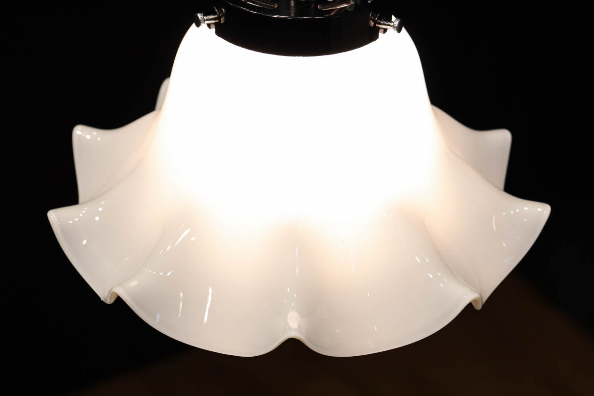 淡い乳白色をした可愛らしいフリルの電笠 DC7595 – 古福庵 [ KOFUKUAN