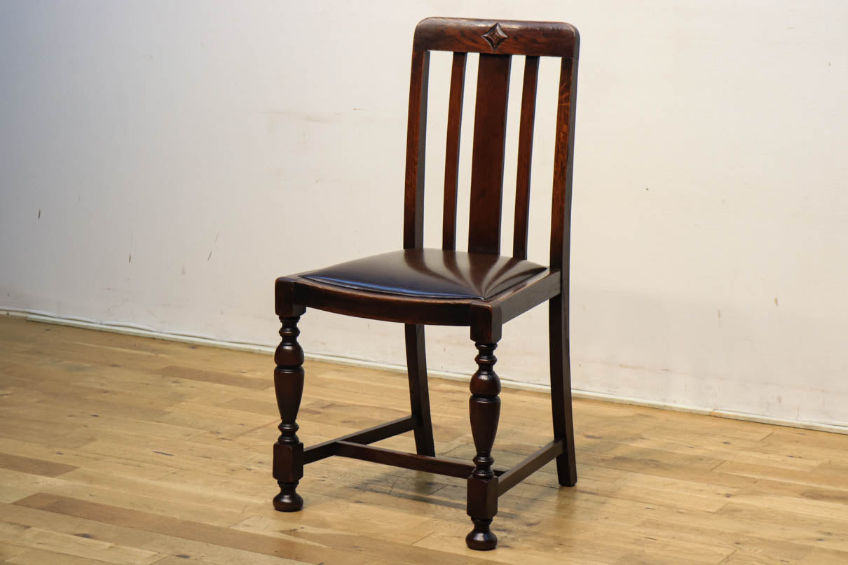 アンティークチェア 背もたれの星型レリーフ模様が魅力のアンティーク