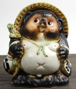 信楽の狸 - 【公式】ロテル・デュ・ラク｜湖北地方の小さなオーベルジュ