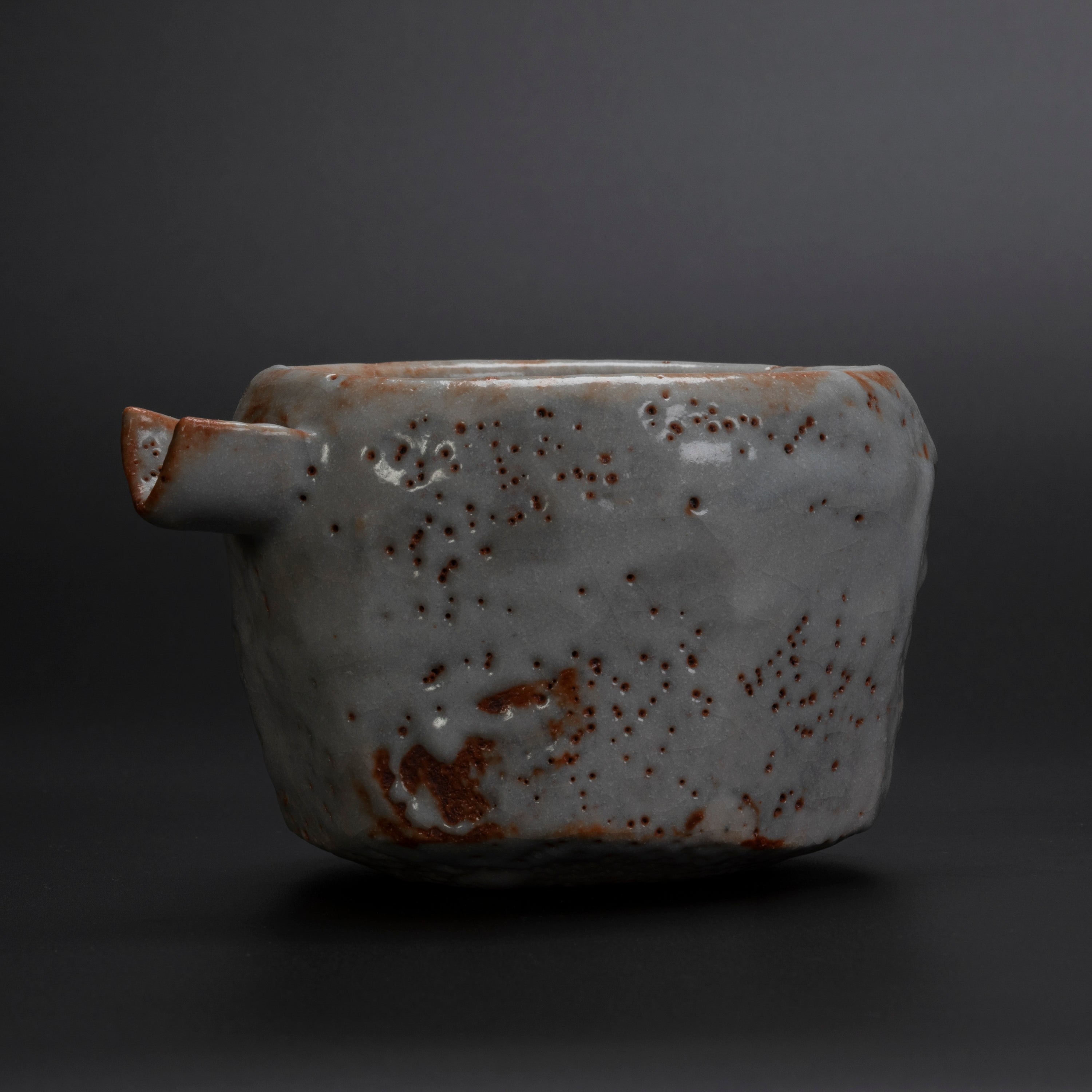 日本酒がさらに美味しくなる、志野片口