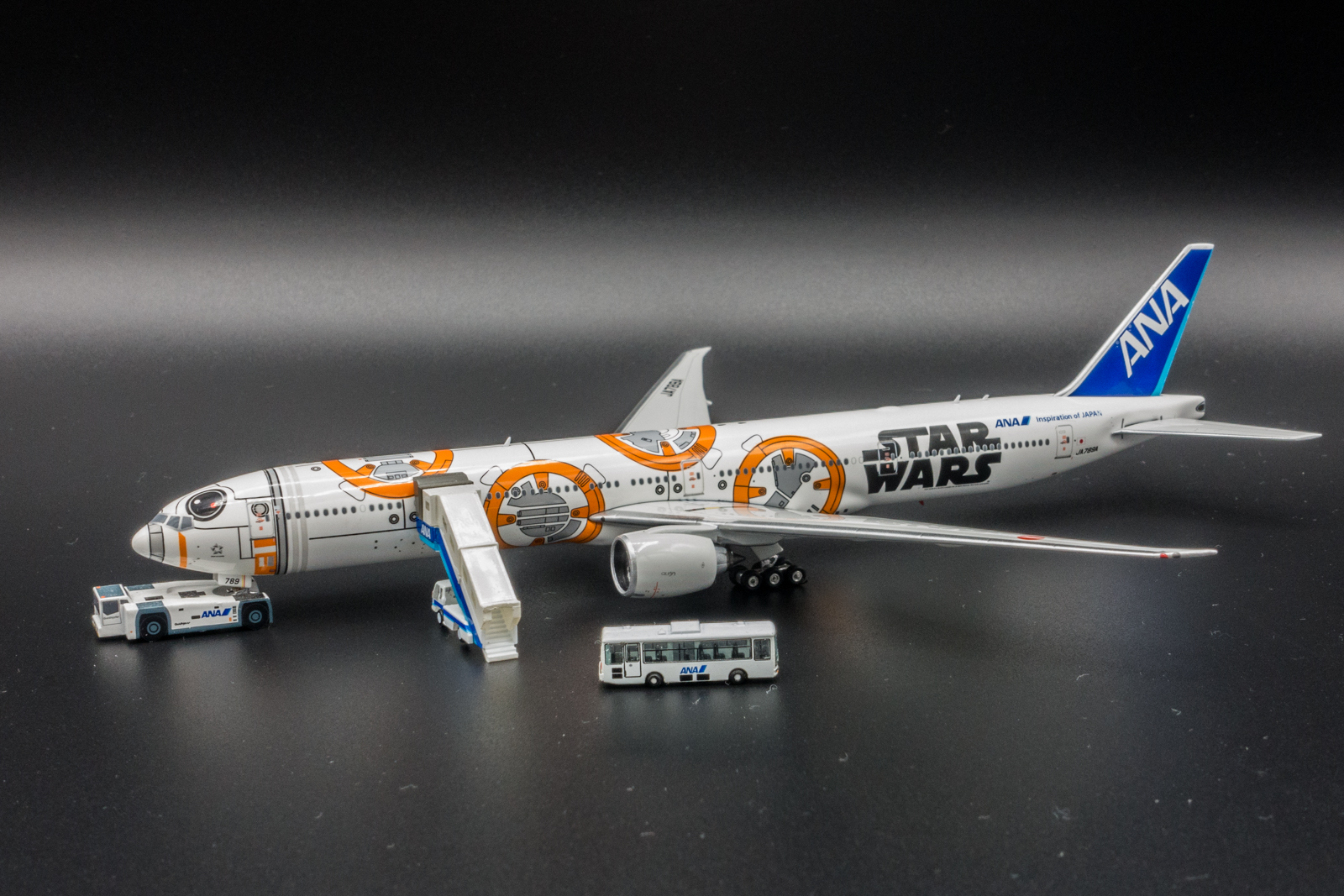 ANA全日空商事/STARWARS BB-8 B777-300ER 1:200 【公式通販】