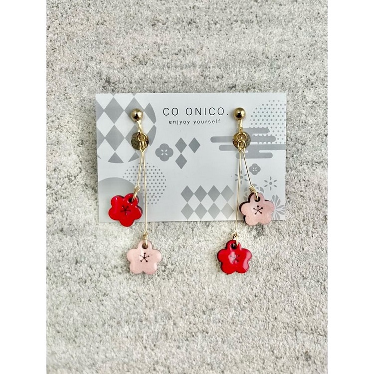 ☆［CO ONICO．］紅白梅の耳飾り 限定配色（ピアス）|コ オニコ