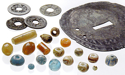 アイヌ タマサイ シトキ付き 三ツ巴紋 アイヌ玉 ガラス玉 蜻蛉玉 朝日新聞