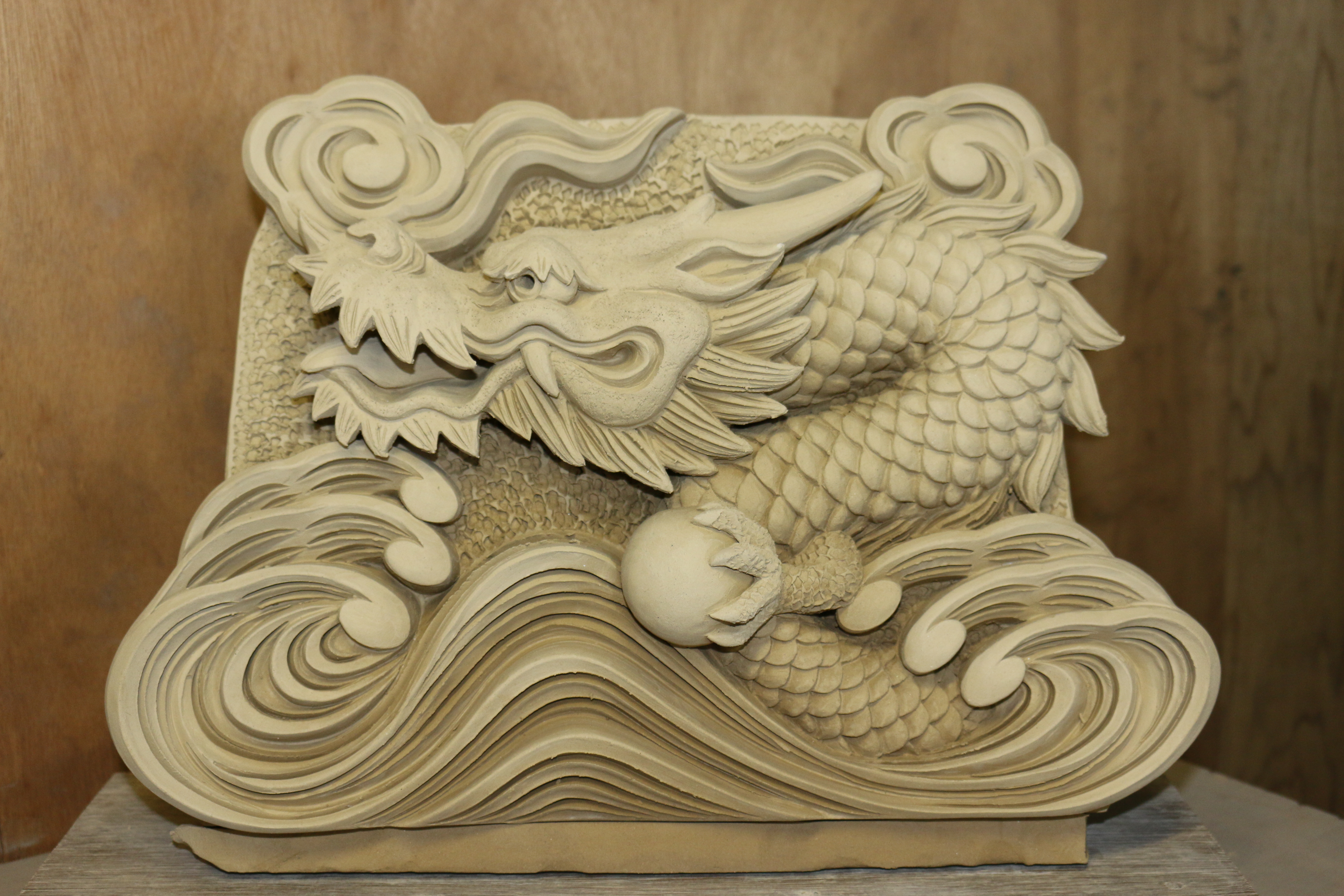 横浜市妙蓮寺山門の鬼瓦と獅子を作成しています。 - かわら版