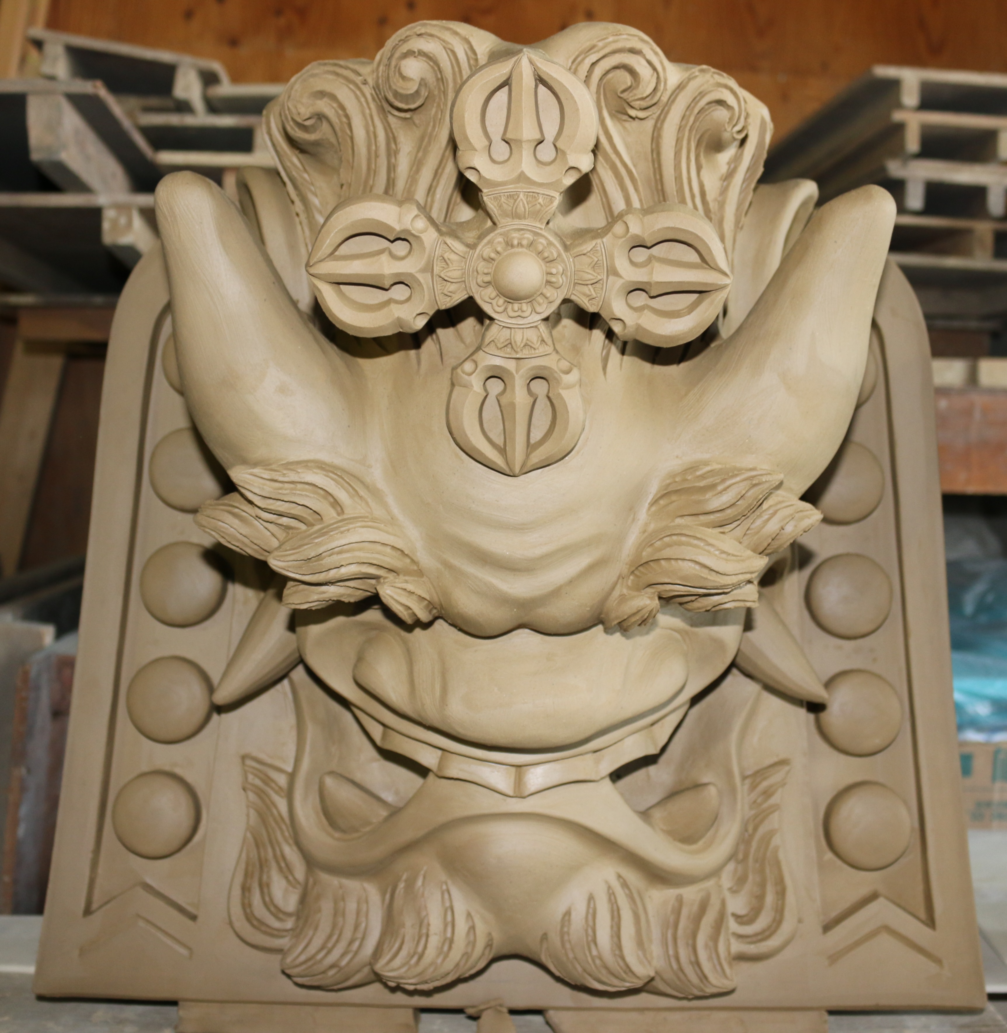 大圓寺本堂の鬼瓦と獅子を作成しています。 - かわら版 - ミニチュア瓦