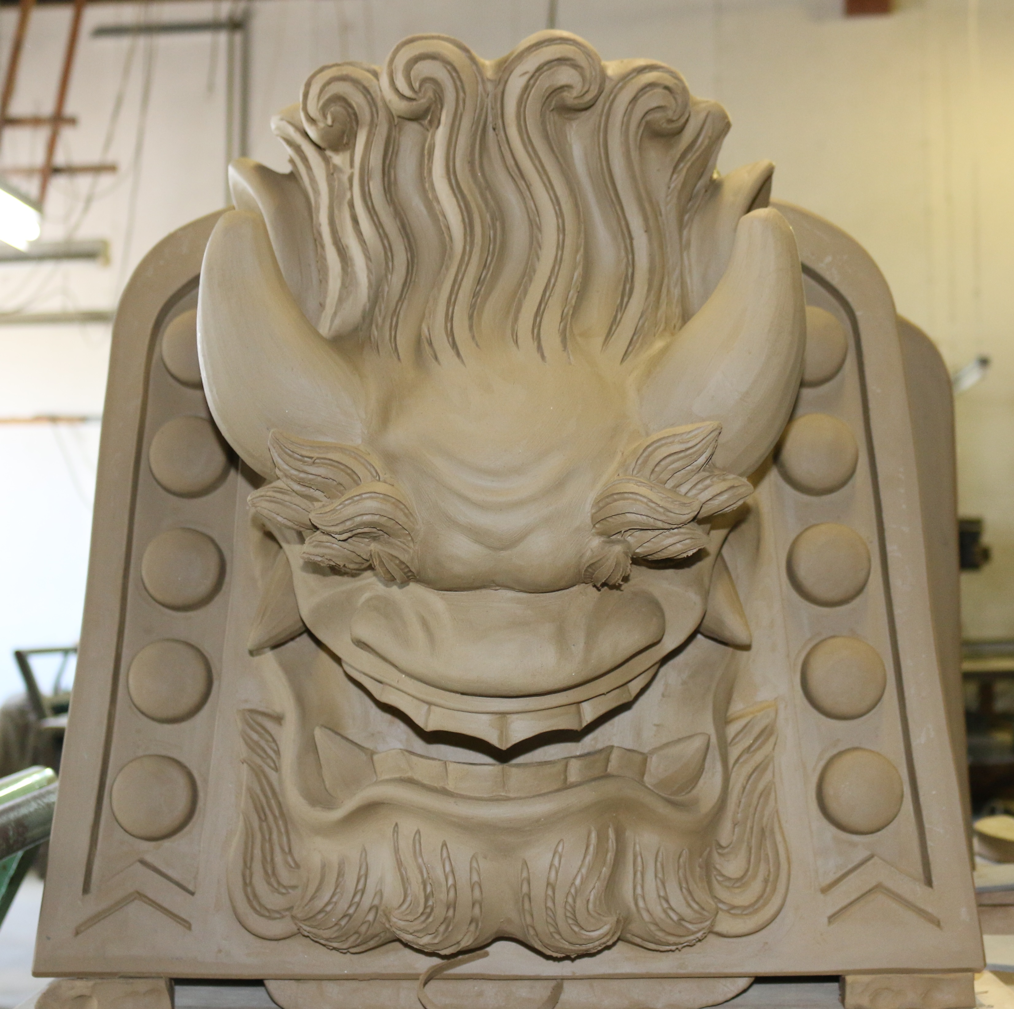 大圓寺本堂の鬼瓦と獅子を作成しています。 - かわら版 - ミニチュア瓦