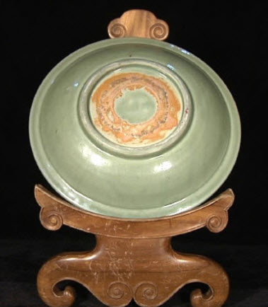 水芙蓉様｜明代 龍泉窯 青磁 大碗 内側刻人物・文字 「賢」刻 時代物