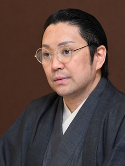 伝来】s5811〈二代目尾上松緑〉額装 歌舞伎隈取 歌舞伎役者 錦扇