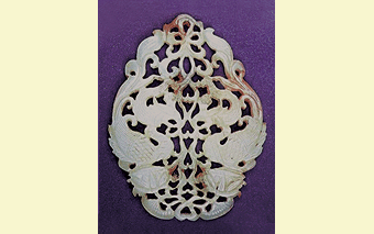 蓮の花は古い磁器の本物の古玩を骨董品として所蔵し