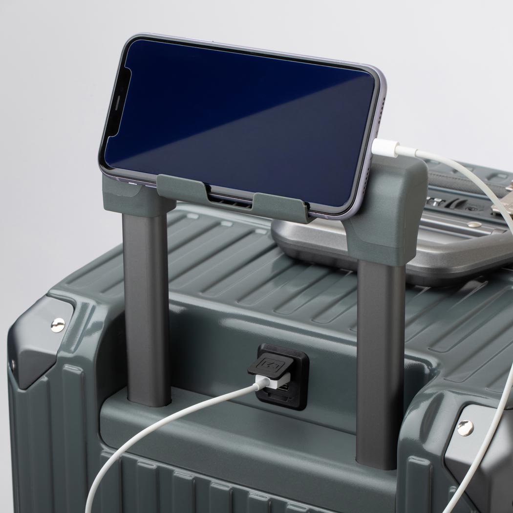 フロントオープン＆ストッパー付きダブルキャスター搭載の多機能スーツ