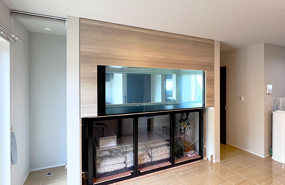 個人宅に2mの大型特注水槽を販売・設置！3面から観賞できます！｜東京