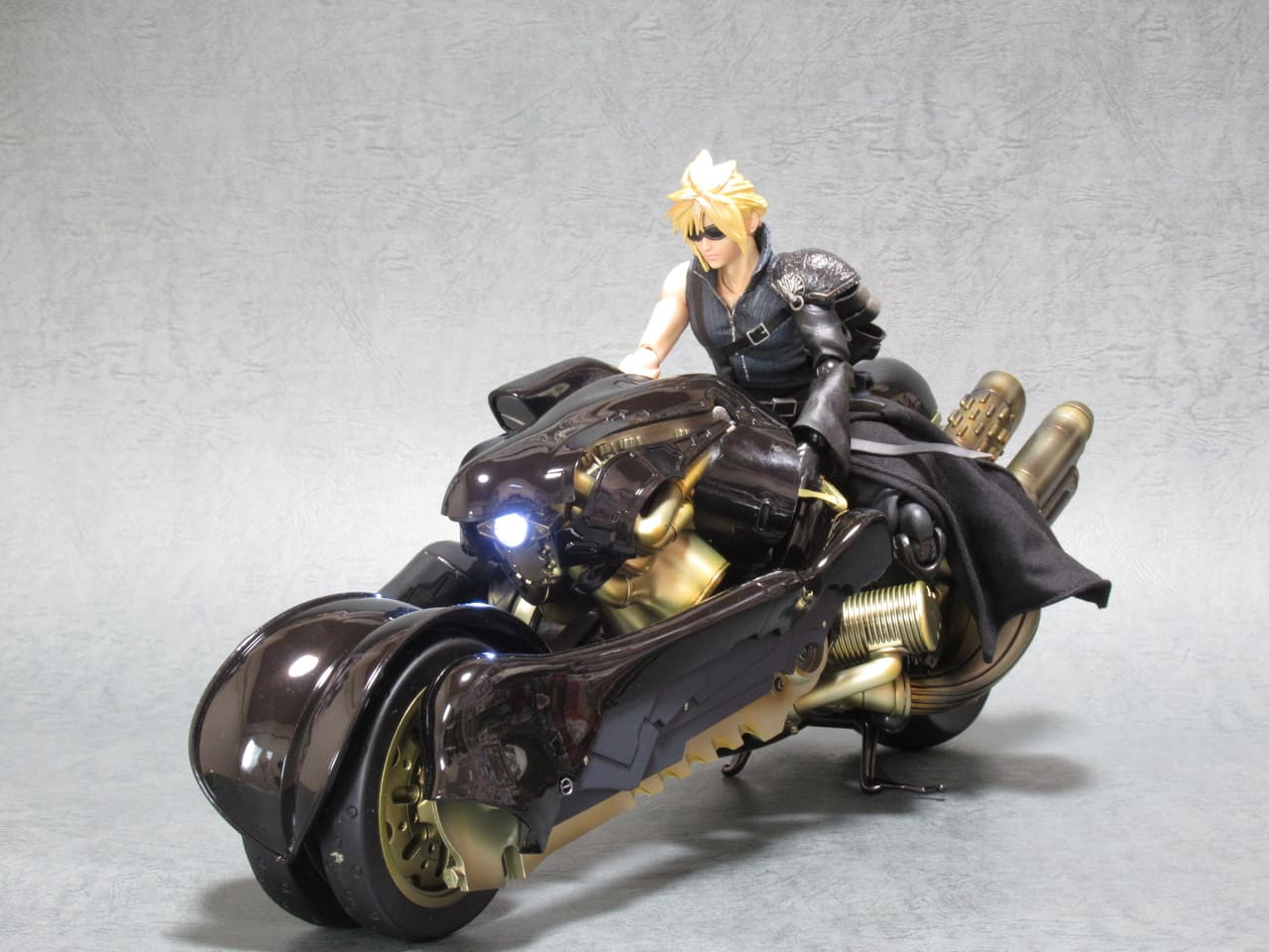 FFⅦプレイアーツ クラウド・ストライフ フィギュア バイク付き 【公式