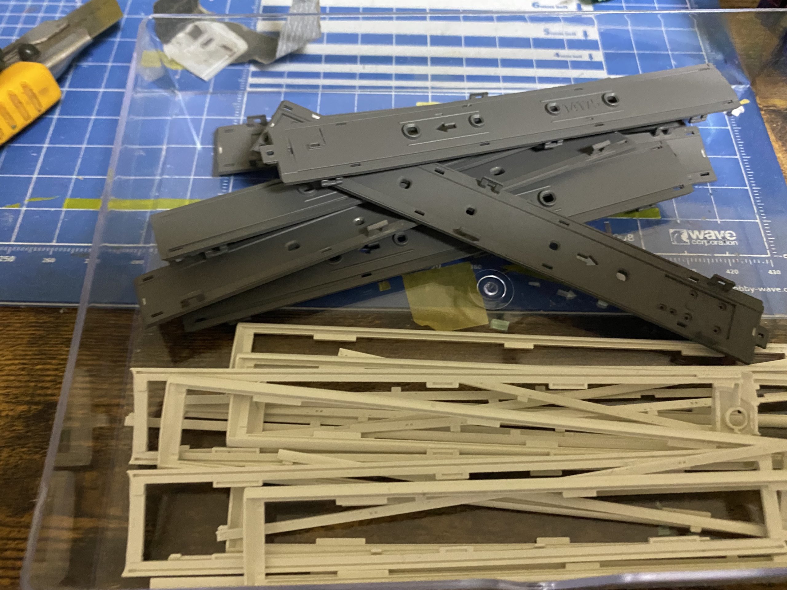 KATO阪急9300系を加工する 室内パーツの塗装 - リトルライブラリー