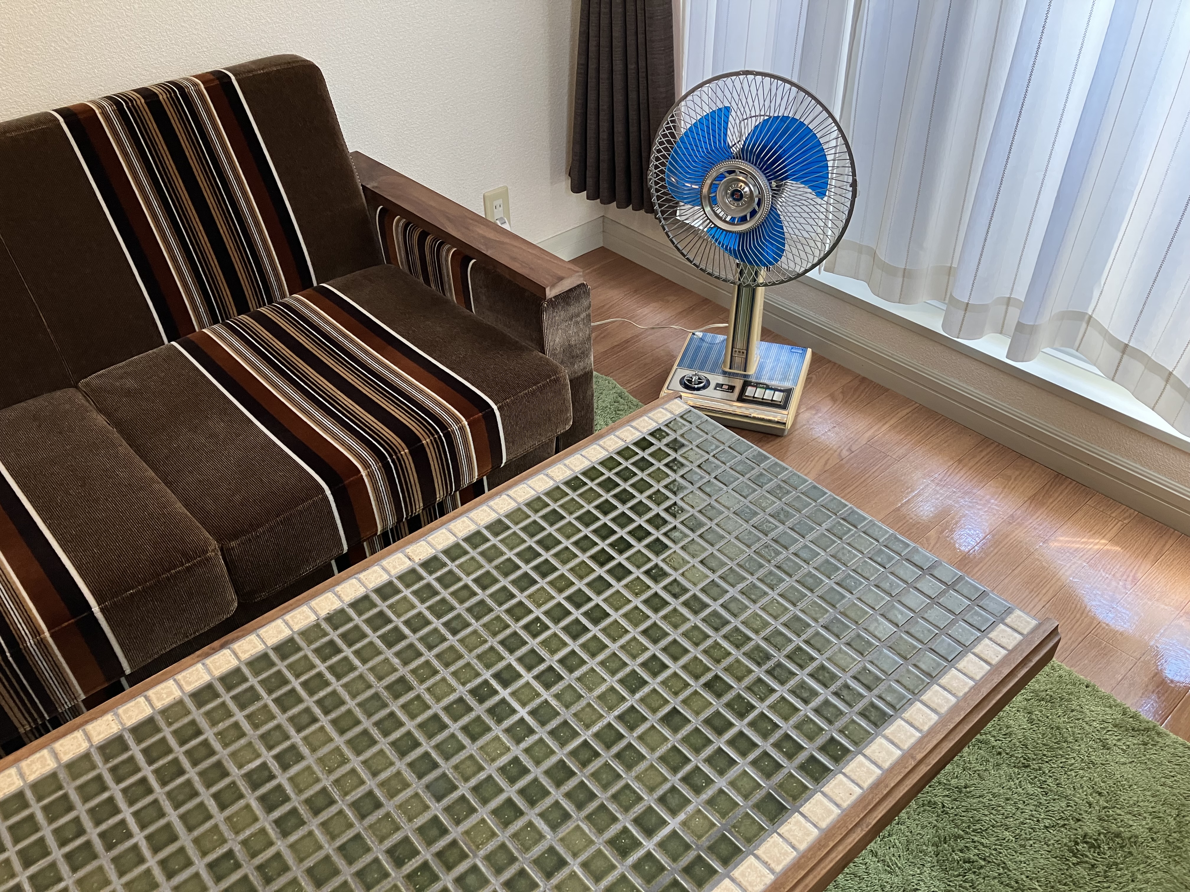 昭和レトロソファとタイルテーブル | レトロアンティークとオーダー