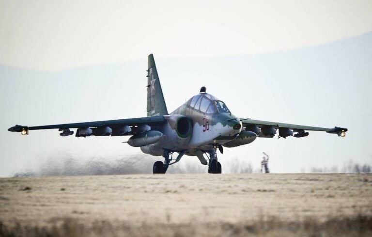 ロシア空軍 攻撃機 Su-25 SM フロッグフット キーホルダー タグ 実機