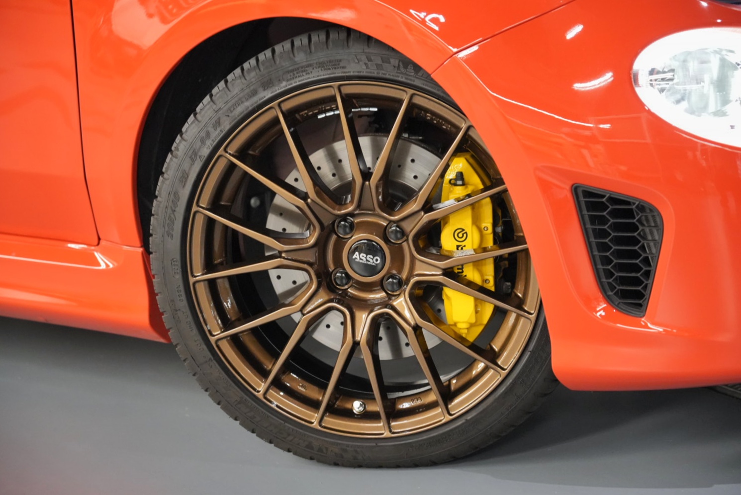 ABARTH695×Partire AQUILA APIT限定カラー | A PIT AUTOBACS