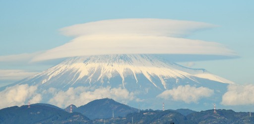 富士山、二重の笠雲 2日の静岡県内、雨や雷雨の見込み｜静岡新聞