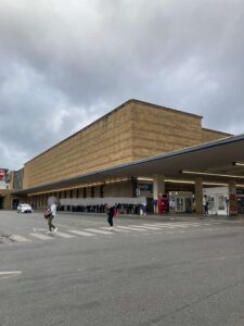 サンタ・マリア・ノヴェッラ駅で荷物を預かってくれるお店を解説