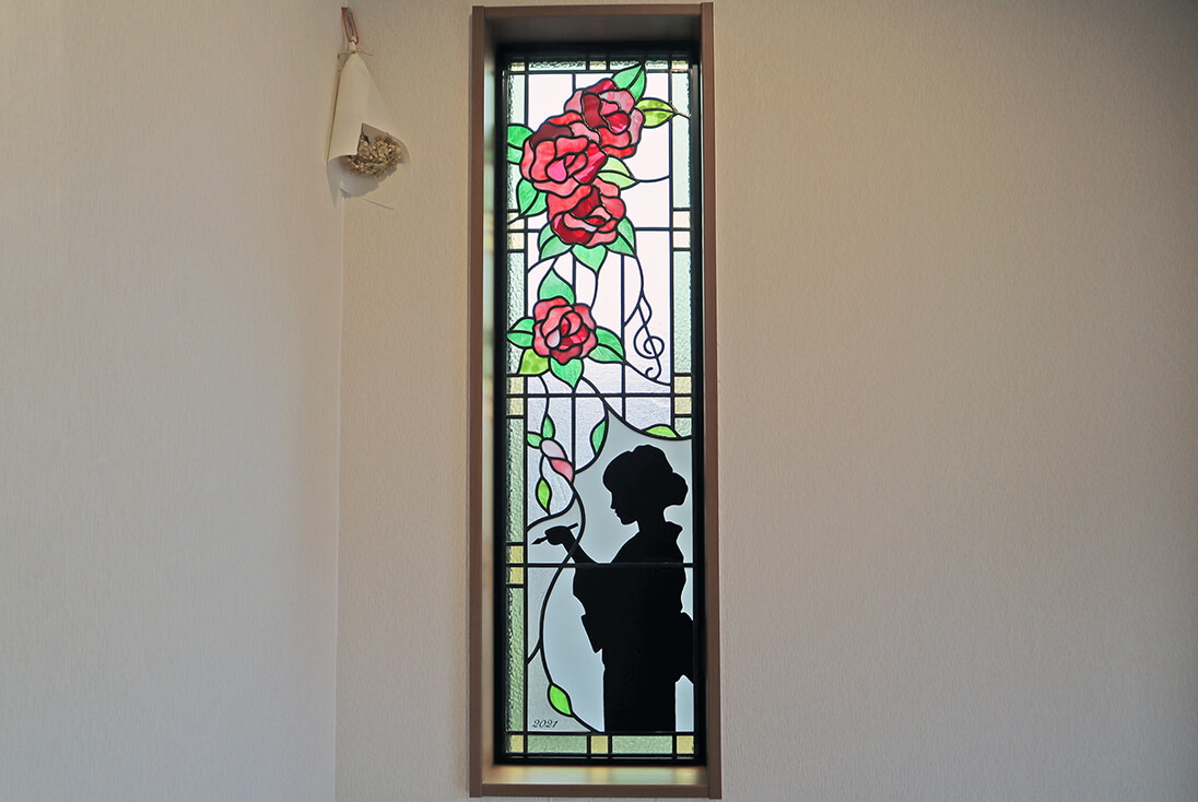 ステンドガラス 女性シルエット 花デザイン ガラスアート 窓 ステンド