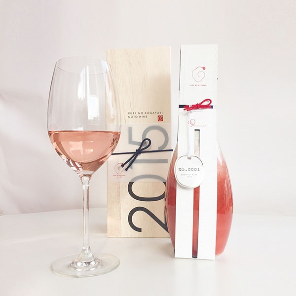 サカイダフルーツ」ルビーロマンワイン〈ルビーの輝き 2015 ロゼ