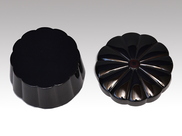 菊彫茶器(棗) 二代 村瀬治兵衛(作) 共箱 鵬雲斎在判箱書 | 古美術ささき