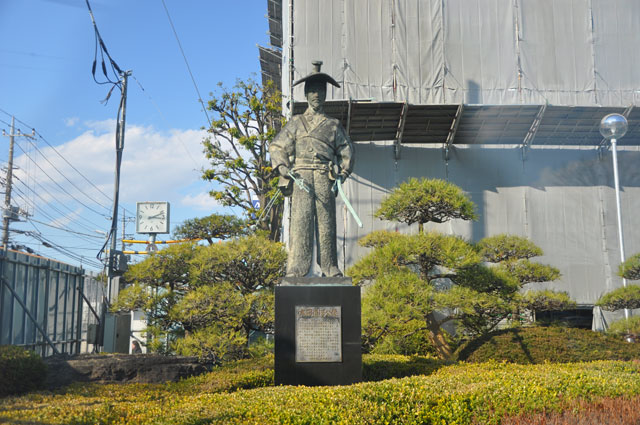 太田 道灌（おおた どうかん）ブロンズ像 川崎市立図書館：太田道灌