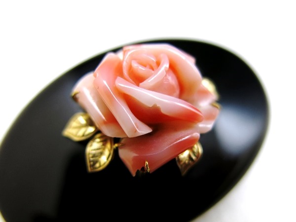 赤珊瑚 天然珊瑚 サンゴ ルース 薔薇 バラ 花 彫刻 帯留 ブローチ 赤