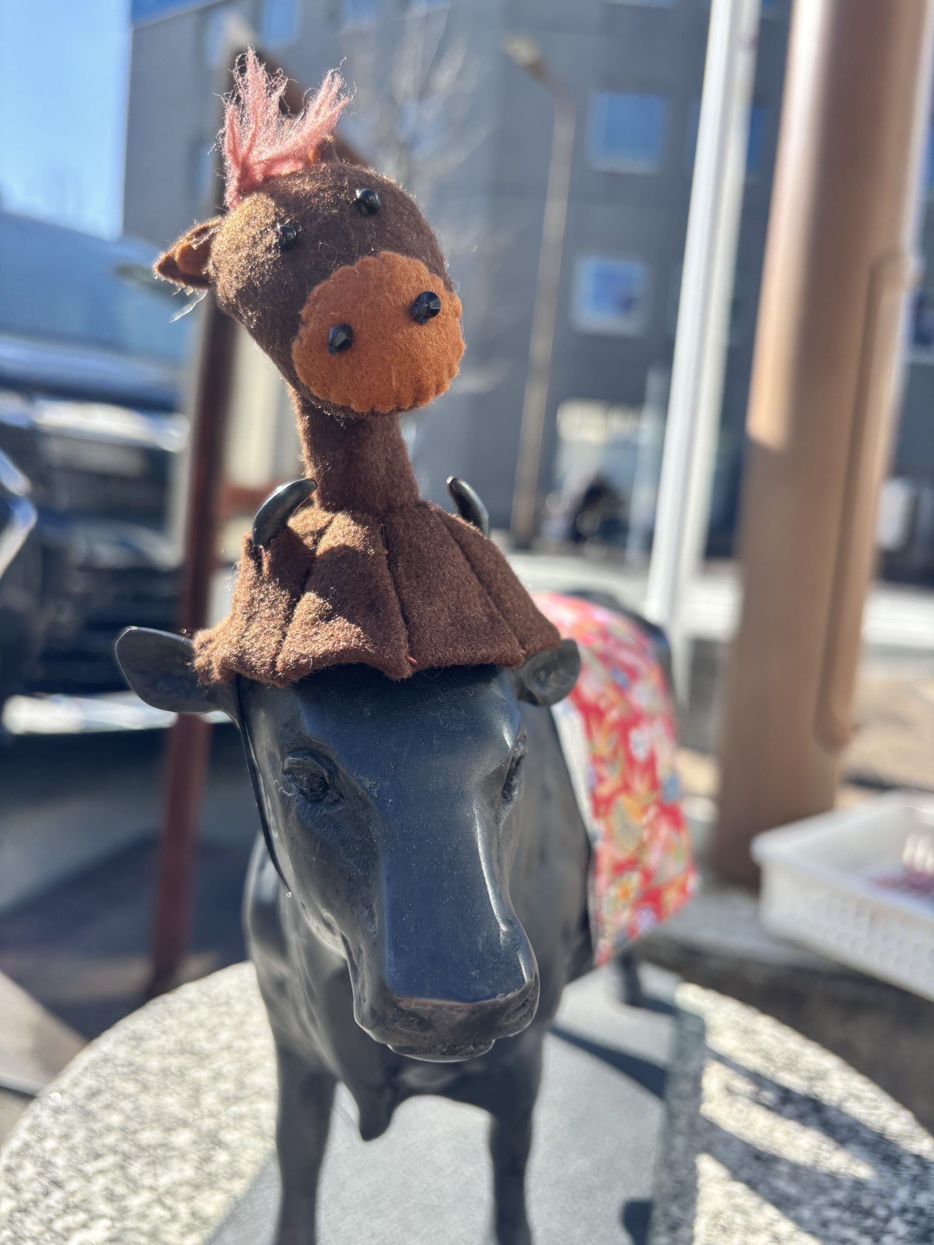 松阪駅前の牛さんお正月🎍仕様です。 - 松阪市観光協会