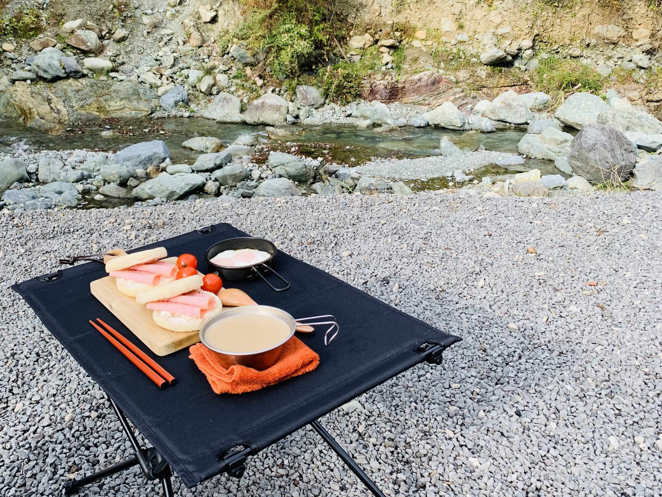 デザインも機能も◎。ヘリノックス『タクティカルテーブルM』は長く