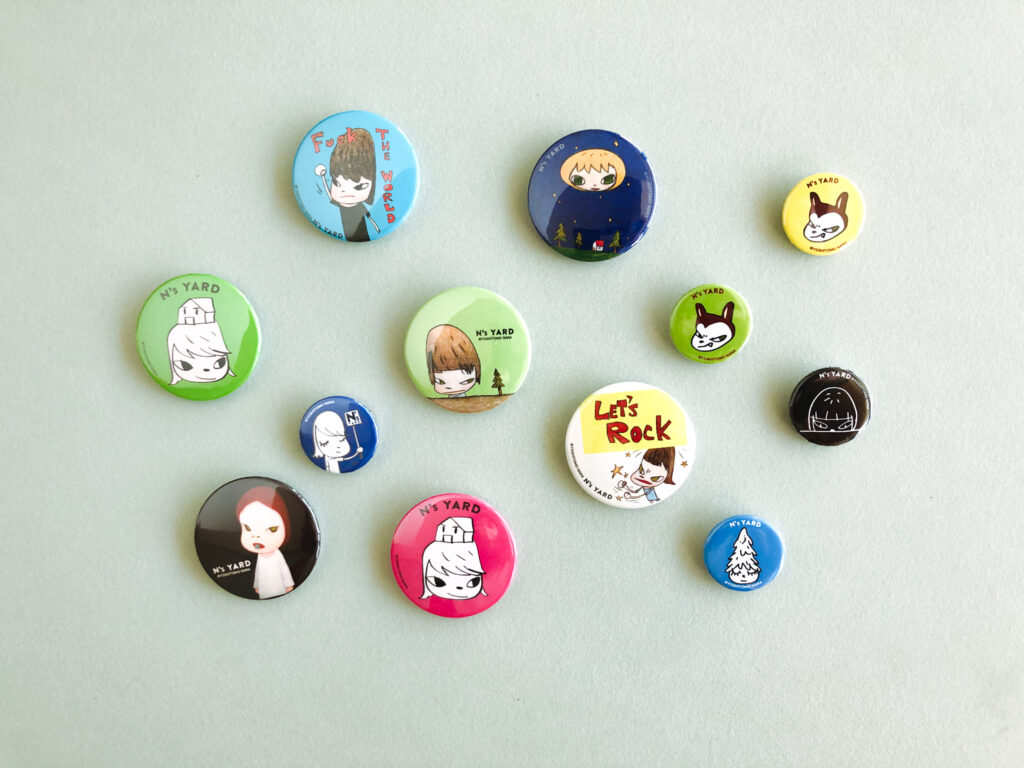 奈良美智 N's YARD限定 1周年記念バッジ 全6種セット NEWS - ニュース |
