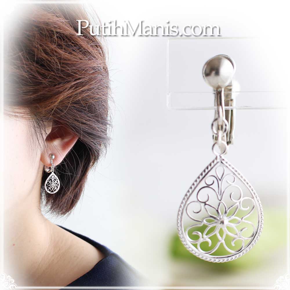 しずく型チャームのフレンチアンティーク風シルバーイヤリング｜銀線