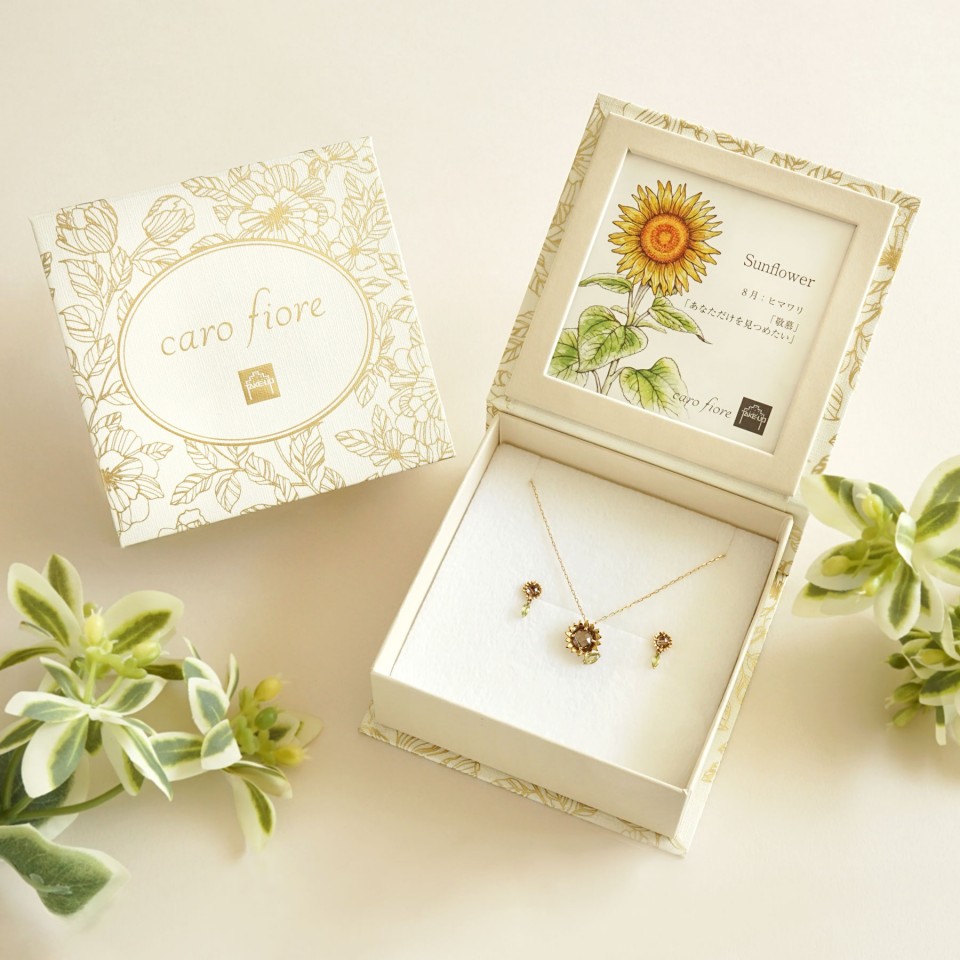 アガット フラワーモチーフ ゴールドピアスとクウォーツチャームの