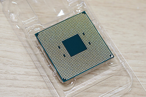 AMD RYZEN CPU 3700xプラスチックケース入り Ryzen 7 3700Xを早速購入