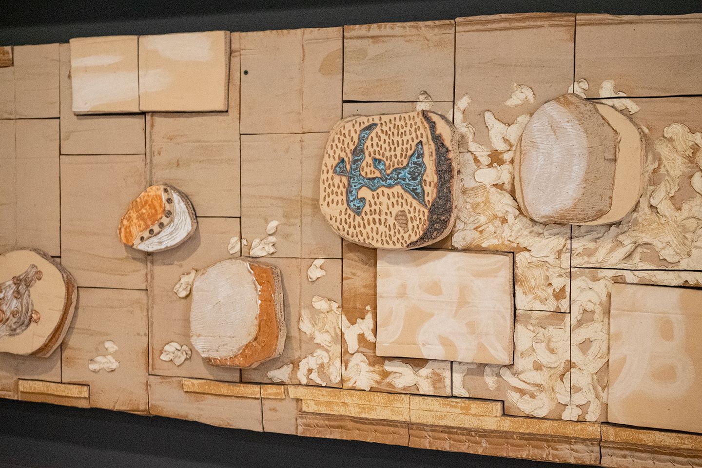 日本の中心部に飾られた段ボール的な作品 / 連載「街中アート探訪記