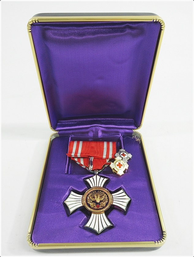 10SAM2 勲章 まとめ 大量 赤十字社 有功章 箱付き有り バッヂ 現状品