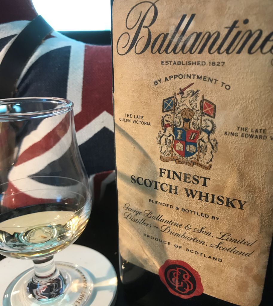 バランタイン ファイネスト（青赤紋章、ブラウンボトル、ウイスキー