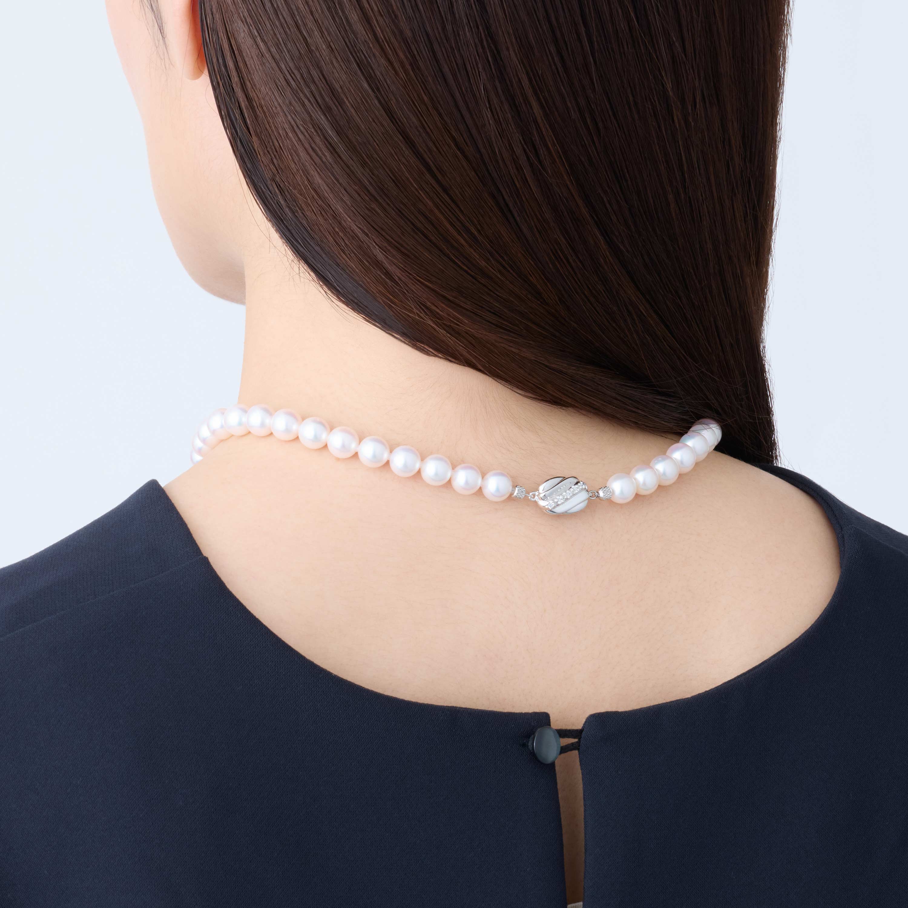 テリ評価80点・うっすらとブルーを感じるグレー系 / 黒蝶真珠