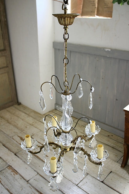 ガラスを多用した美しい5灯シャンデリア（高さ50cm） フランス