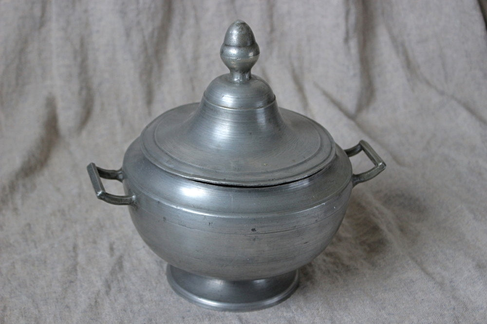 存在感いっぱいのエタン製スーピエール フランスアンティークキッチン