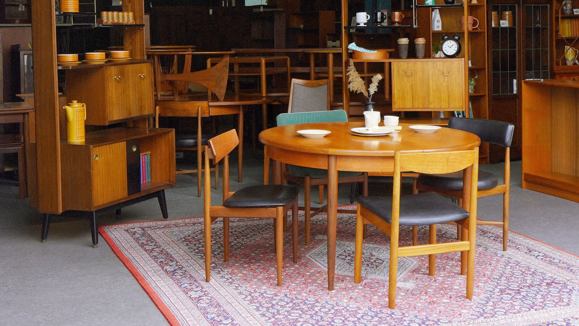 G-PLAN 丸いテーブルと、やわらかな暮らし – camori ヴィンテージ家具