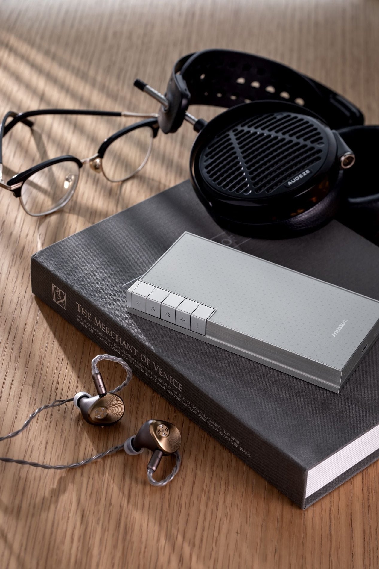 Astell & Kern PD10 Digital Audio Player with Docking Cradle | Audio46