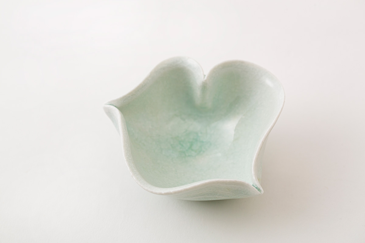 田村一のうつわ「郷里の雪景色を映し出す青白磁」喫茶のひとときを豊か