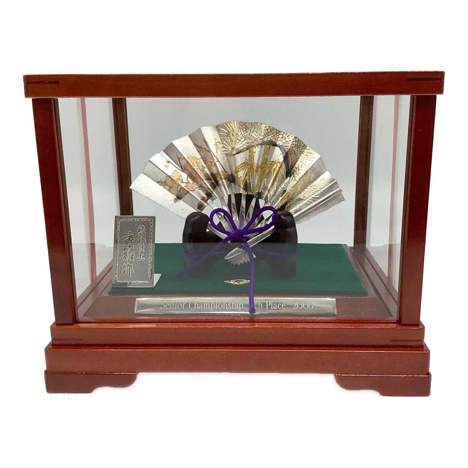 末廣 秀雄作 純銀仕立 扇子 松竹梅 高さ4寸 ※変色有・企業名有