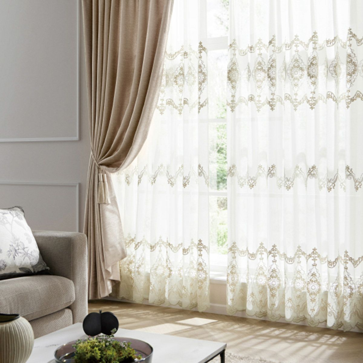 コード刺繍で表現したシャンパンゴールドのダマスク柄 豪華な裾