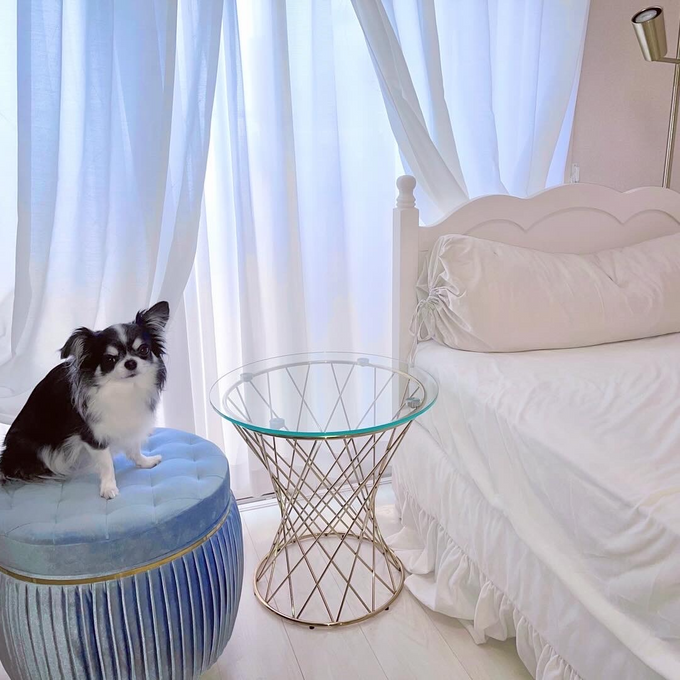 圧迫感のないクリアガラスのサイドテーブルで空間を広く見せるお部屋に