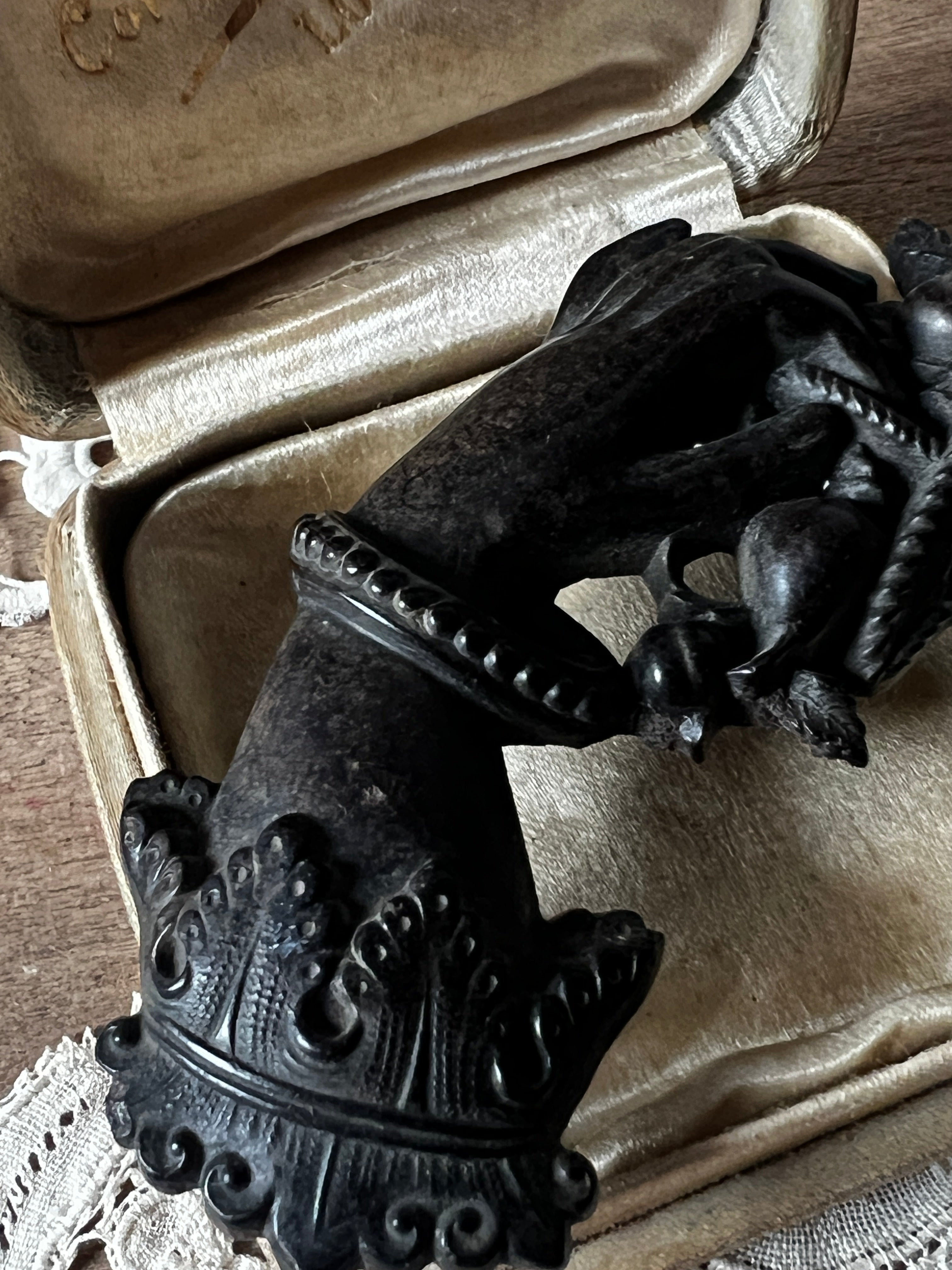 ハンドモチーフのブローチ – France Antique 銀色アンティーク