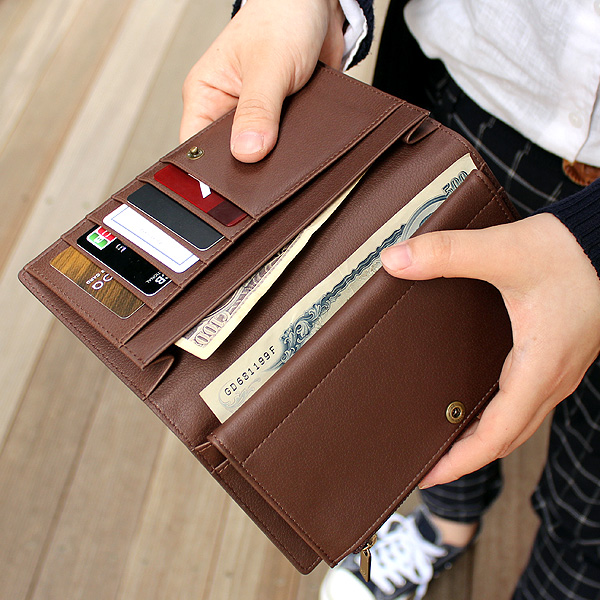 CONNIE Double Wallet」コルクレザーを活用、収納豊富な機能と軽さが